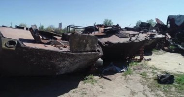 Yok edilmiş askeri konvoy. Yanmış savaş araçları. Paslı teknoloji. Topçu saldırısının sonucu olarak. Ukrayna 'da savaş. Bucha..