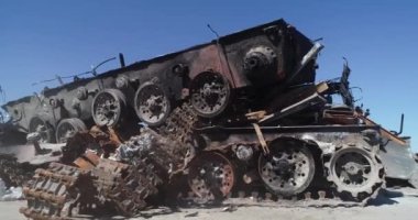 Yok edilmiş askeri konvoy. Yanmış savaş araçları. Paslı teknoloji. Topçu saldırısının sonucu olarak. Ukrayna 'da savaş. Bucha..
