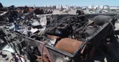 Yok edilmiş askeri konvoy. Yanmış savaş araçları. Paslı teknoloji. Topçu saldırısının sonucu olarak. Ukrayna 'da savaş. Bucha..