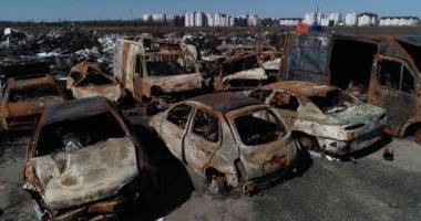 Teknoloji mezarlığı. Bucha şehrinin bombalanması sırasında şehir boşaltılırken terk edilmiş sivil araçlar. Ukrayna 'da savaş. Havadan
