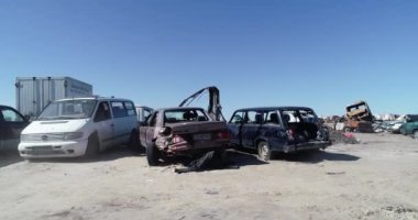 Teknoloji mezarlığı. Bucha şehrinin bombalanması sırasında şehir boşaltılırken terk edilmiş sivil araçlar. Ukrayna 'da savaş. Havadan
