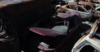Teknoloji mezarlığı. Bucha şehrinin bombalanması sırasında şehir boşaltılırken terk edilmiş sivil araçlar. Ukrayna 'da savaş. Havadan