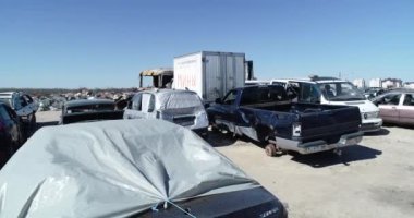 Teknoloji mezarlığı. Bucha şehrinin bombalanması sırasında şehir boşaltılırken terk edilmiş sivil araçlar. Ukrayna 'da savaş. Havadan