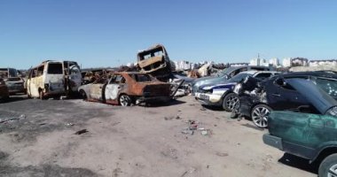 Teknoloji mezarlığı. Bucha şehrinin bombalanması sırasında şehir boşaltılırken terk edilmiş sivil araçlar. Ukrayna 'da savaş. Havadan