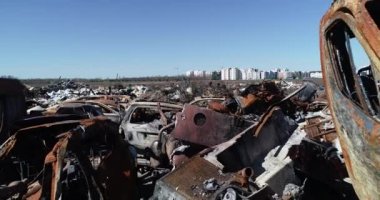 Teknoloji mezarlığı. Bucha şehrinin bombalanması sırasında şehir boşaltılırken terk edilmiş sivil araçlar. Ukrayna 'da savaş. Havadan