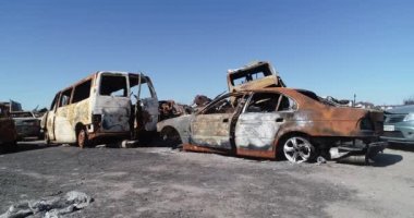 Teknoloji mezarlığı. Bucha şehrinin bombalanması sırasında şehir boşaltılırken terk edilmiş sivil araçlar. Ukrayna 'da savaş. Havadan