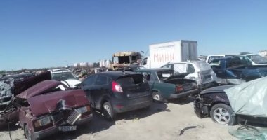 Teknoloji mezarlığı. Bucha şehrinin bombalanması sırasında şehir boşaltılırken terk edilmiş sivil araçlar. Ukrayna 'da savaş. Havadan