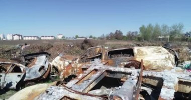 Teknoloji mezarlığı. Bucha şehrinin bombalanması sırasında şehir boşaltılırken terk edilmiş sivil araçlar. Ukrayna 'da savaş. Havadan