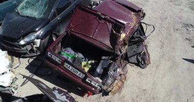 Teknoloji mezarlığı. Bucha şehrinin bombalanması sırasında şehir boşaltılırken terk edilmiş sivil araçlar. Ukrayna 'da savaş. Havadan