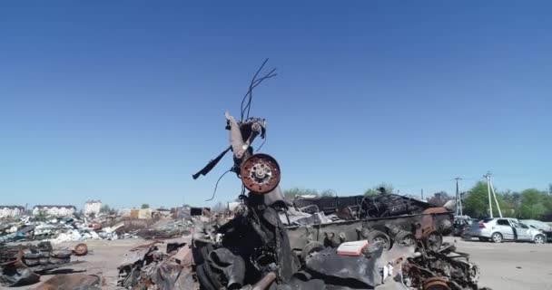 被毁的军事车队 燃烧战斗车辆 生锈的科技炮击的后果 乌克兰战争 — 图库视频影像