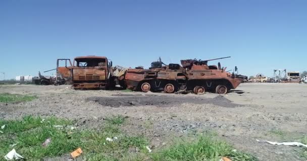 Destrozado Convoy Militar Vehículos Combate Quemados Tecnología Oxidada Consecuencias Ataque — Vídeos de Stock