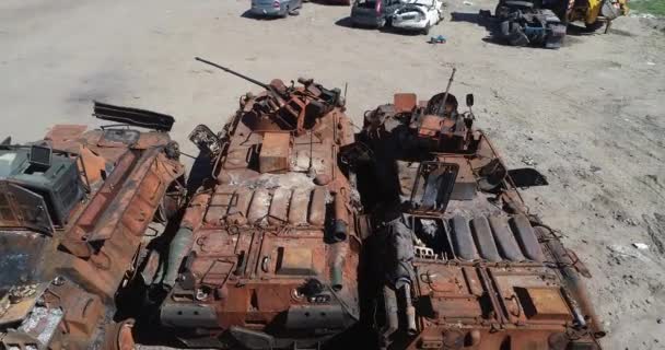Destrozado Convoy Militar Vehículos Combate Quemados Tecnología Oxidada Consecuencias Ataque — Vídeo de stock