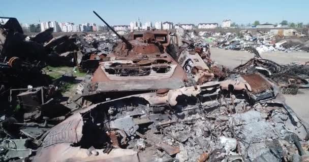 Destrozado Convoy Militar Vehículos Combate Quemados Tecnología Oxidada Consecuencias Ataque — Vídeo de stock