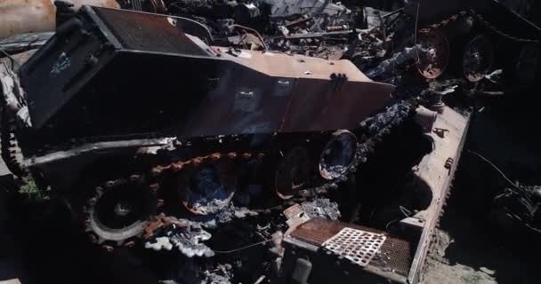 Vernietigd Militair Konvooi Verbrande Gevechtsvoertuigen Roestige Techniek Gevolgen Van Een — Stockvideo