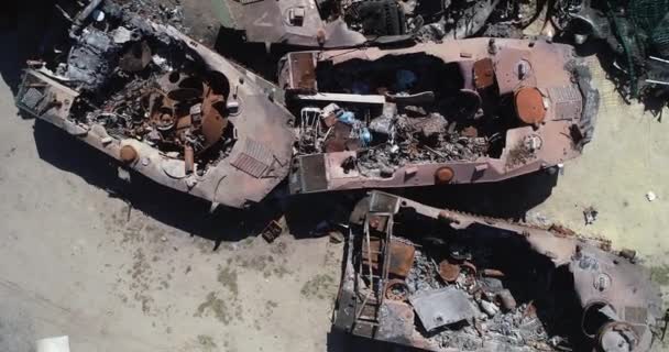 Zničený Vojenský Konvoj Spálená Bojová Vozidla Rusty Tech Důsledky Dělostřeleckého — Stock video