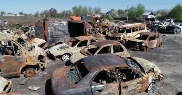 Technologiefriedhof Verlassene Autos Von Zivilisten Während Der Evakuierung Der Stadt — Stockvideo