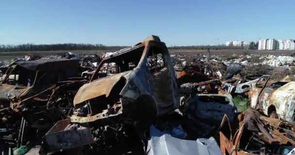Cementerio Tecnológico Coches Abandonados Civiles Durante Evacuación Ciudad Durante Bombardeo — Vídeo de stock