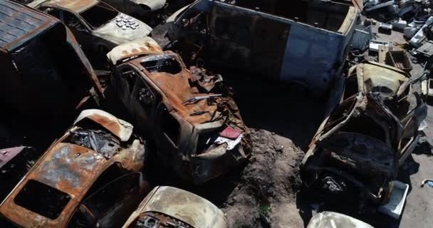 Cmentarz Technologiczny Porzucone Samochody Cywilów Podczas Ewakuacji Miasta Podczas Bombardowania — Wideo stockowe