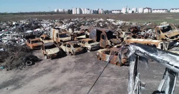 Cementerio Tecnológico Coches Abandonados Civiles Durante Evacuación Ciudad Durante Bombardeo — Vídeos de Stock