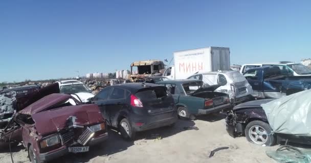 Technology Cemetery Abandoned Cars Civilians Evacuation City Bombing City Bucha — стоковое видео