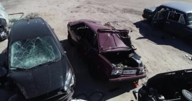 Teknoloji mezarlığı. Bucha şehrinin bombalanması sırasında şehir boşaltılırken terk edilmiş sivil araçlar. Ukrayna 'da savaş. Havadan