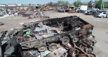 Yok edilmiş askeri konvoy. Yanmış savaş araçları. Paslı teknoloji. Topçu saldırısının sonucu olarak. Ukrayna 'da savaş. Bucha..