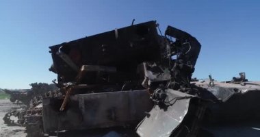 Yok edilmiş askeri konvoy. Yanmış savaş araçları. Paslı teknoloji. Topçu saldırısının sonucu olarak. Ukrayna 'da savaş. Bucha..