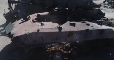 Yok edilmiş askeri konvoy. Yanmış savaş araçları. Paslı teknoloji. Topçu saldırısının sonucu olarak. Ukrayna 'da savaş. Bucha..