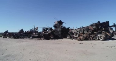 Yok edilmiş askeri konvoy. Yanmış savaş araçları. Paslı teknoloji. Topçu saldırısının sonucu olarak. Ukrayna 'da savaş. Bucha..