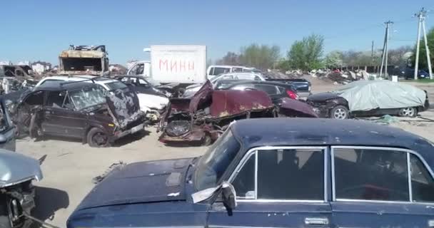 Cementerio Tecnológico Coches Abandonados Civiles Durante Evacuación Ciudad Durante Bombardeo — Vídeos de Stock