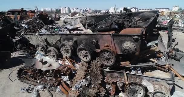 Destrozado Convoy Militar Vehículos Combate Quemados Tecnología Oxidada Consecuencias Ataque — Vídeo de stock