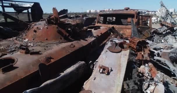 Convoglio Militare Distrutto Veicoli Combattimento Incendiati Tecnologia Arrugginita Conseguenze Uno — Video Stock
