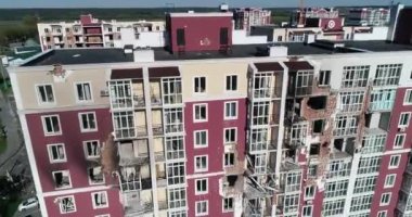 Hava saldırısından sonra yıkılan modern ev. Ukrayna 'da savaş. Felaket. Mermilerden duvarlarda delikler var. Felaket. Havadan. Gostomel Şehri. 