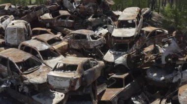 Rusya ile Ukrayna 'nın başkenti Kiev yakınlarındaki barışçıl bir şehirde yaşanan savaşın sonuçları. Sivillerin arabalarını tahrip etti. Araba mezarlığı. Havadan. Kıyametten sonra. Paslı arabalar. Irpin Şehri