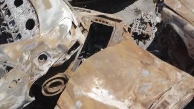 Rusya ile Ukrayna 'nın başkenti Kiev yakınlarındaki barışçıl bir şehirde yaşanan savaşın sonuçları. Sivillerin arabalarını tahrip etti. Araba mezarlığı. Havadan. Kıyametten sonra. Paslı arabalar. Irpin Şehri