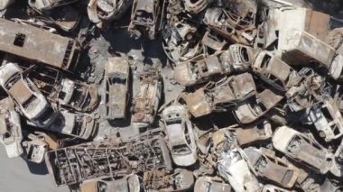 Rusya ile Ukrayna 'nın başkenti Kiev yakınlarındaki barışçıl bir şehirde yaşanan savaşın sonuçları. Sivillerin arabalarını tahrip etti. Araba mezarlığı. Havadan. Kıyametten sonra. Paslı arabalar. Irpin Şehri