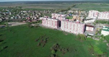 Hava saldırısından sonra yıkılan modern ev. Ukrayna 'da savaş. Felaket. Mermilerden duvarlarda delikler var. Felaket. Havadan. Gostomel Şehri. 