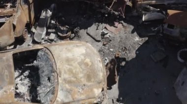 Rusya ile Ukrayna 'nın başkenti Kiev yakınlarındaki barışçıl bir şehirde yaşanan savaşın sonuçları. Sivillerin arabalarını tahrip etti. Araba mezarlığı. Havadan. Kıyametten sonra. Paslı arabalar. Irpin Şehri