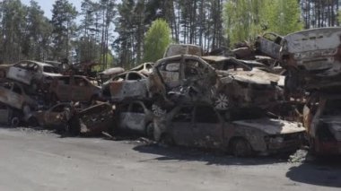 Rusya ile Ukrayna 'nın başkenti Kiev yakınlarındaki barışçıl bir şehirde yaşanan savaşın sonuçları. Sivillerin arabalarını tahrip etti. Araba mezarlığı. Havadan. Kıyametten sonra. Paslı arabalar. Irpin Şehri