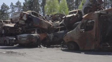Rusya ile Ukrayna 'nın başkenti Kiev yakınlarındaki barışçıl bir şehirde yaşanan savaşın sonuçları. Sivillerin arabalarını tahrip etti. Araba mezarlığı. Havadan. Kıyametten sonra. Paslı arabalar. Irpin Şehri