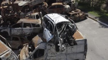 Rusya ile Ukrayna 'nın başkenti Kiev yakınlarındaki barışçıl bir şehirde yaşanan savaşın sonuçları. Sivillerin arabalarını tahrip etti. Araba mezarlığı. Havadan. Kıyametten sonra. Paslı arabalar. Irpin Şehri