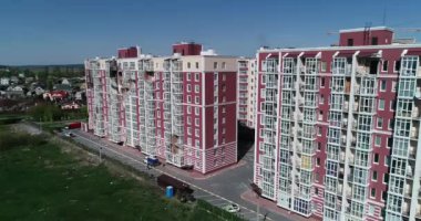 Hava saldırısından sonra yıkılan modern ev. Ukrayna 'da savaş. Felaket. Mermilerden duvarlarda delikler var. Felaket. Havadan. Gostomel Şehri. 
