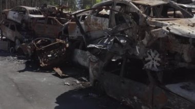 Rusya ile Ukrayna 'nın başkenti Kiev yakınlarındaki barışçıl bir şehirde yaşanan savaşın sonuçları. Sivillerin arabalarını tahrip etti. Araba mezarlığı. Havadan. Kıyametten sonra. Paslı arabalar. Irpin Şehri