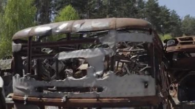 Rusya ile Ukrayna 'nın başkenti Kiev yakınlarındaki barışçıl bir şehirde yaşanan savaşın sonuçları. Sivillerin arabalarını tahrip etti. Araba mezarlığı. Havadan. Kıyametten sonra. Paslı arabalar. Irpin Şehri