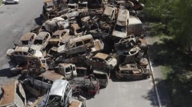 Rusya ile Ukrayna 'nın başkenti Kiev yakınlarındaki barışçıl bir şehirde yaşanan savaşın sonuçları. Sivillerin arabalarını tahrip etti. Araba mezarlığı. Havadan. Kıyametten sonra. Paslı arabalar. Irpin Şehri