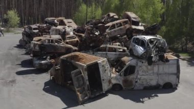 Rusya ile Ukrayna 'nın başkenti Kiev yakınlarındaki barışçıl bir şehirde yaşanan savaşın sonuçları. Sivillerin arabalarını tahrip etti. Araba mezarlığı. Havadan. Kıyametten sonra. Paslı arabalar. Irpin Şehri