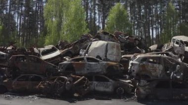 Rusya ile Ukrayna 'nın başkenti Kiev yakınlarındaki barışçıl bir şehirde yaşanan savaşın sonuçları. Sivillerin arabalarını tahrip etti. Araba mezarlığı. Havadan. Kıyametten sonra. Paslı arabalar. Irpin Şehri