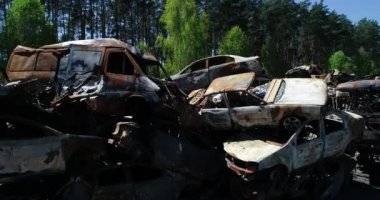 Teknoloji mezarlığı. Bucha şehrinin bombalanması sırasında şehir boşaltılırken terk edilmiş sivil araçlar. Ukrayna 'da savaş. Havadan