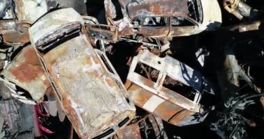 Teknoloji mezarlığı. Bucha şehrinin bombalanması sırasında şehir boşaltılırken terk edilmiş sivil araçlar. Ukrayna 'da savaş. Havadan