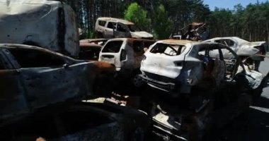 Teknoloji mezarlığı. Bucha şehrinin bombalanması sırasında şehir boşaltılırken terk edilmiş sivil araçlar. Ukrayna 'da savaş. Havadan